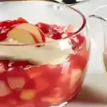 Apfelgrütze mit sahniger Soße