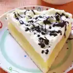Apfelkuchen mit geriebenen Äpfeln und Pudding