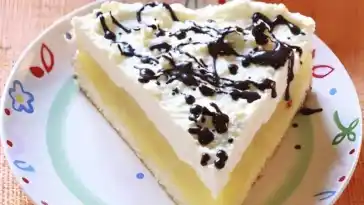 Apfelkuchen mit geriebenen Äpfeln und Pudding