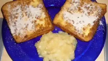 Arme Ritter mit Zimt, Zucker und Apfelmus