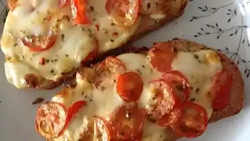 Baguettscheiben mit Tomaten & Mozzarella überbacken