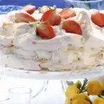 Baiser-Torte mit Erdbeeren