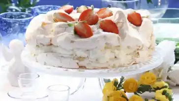 Baiser-Torte mit Erdbeeren