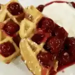 Belgische Waffeln mit heiße Kirschen