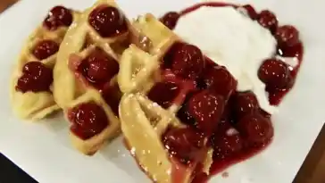 Belgische Waffeln mit heiße Kirschen