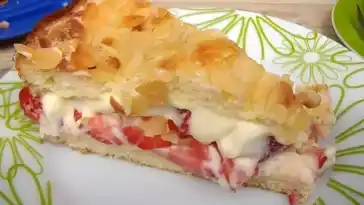 Bienenstich mit Erdbeeren