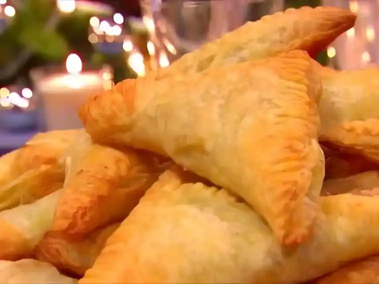 Blätterteig-Ecken mit Feta & Hack