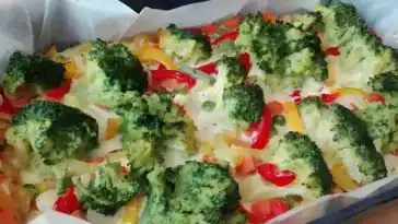 Brokkoliauflauf mit Gemüse und Ei