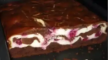 Brownies mit Quark und Kirschen