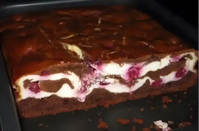 Brownies mit Quark und Kirschen