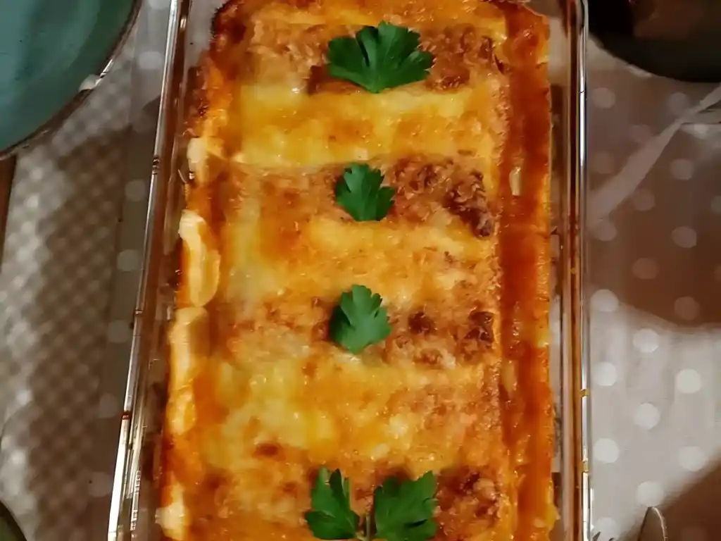 Cannelloni gefüllt mit Hackfleisch und mit Bechamelsauce überbacken