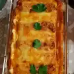 Cannelloni gefüllt mit Hackfleisch und mit Bechamelsauce überbacken