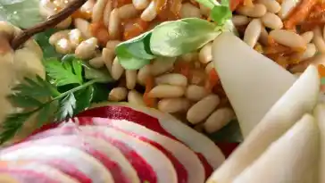 Carpaccio von der Rote Bete mit Feldsalat und Birnen