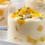 Dessertcreme mit Pfirsichen