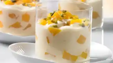 Dessertcreme mit Pfirsichen