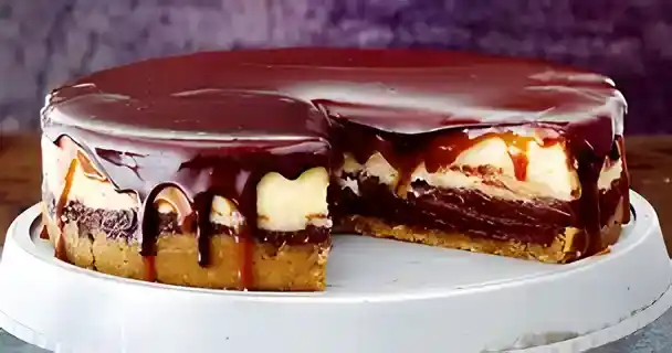 Doppelter Käsekuchen mit Karamell und Schokoguss