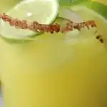 Ein Getränk zum Trinken, um die Leber zu reinigen und Fett zu verbrennen