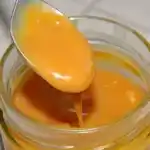 Ein einfacher Karamellguss aus Zucker, Sahne und Butter