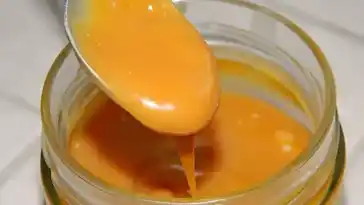 Ein einfacher Karamellguss aus Zucker, Sahne und Butter