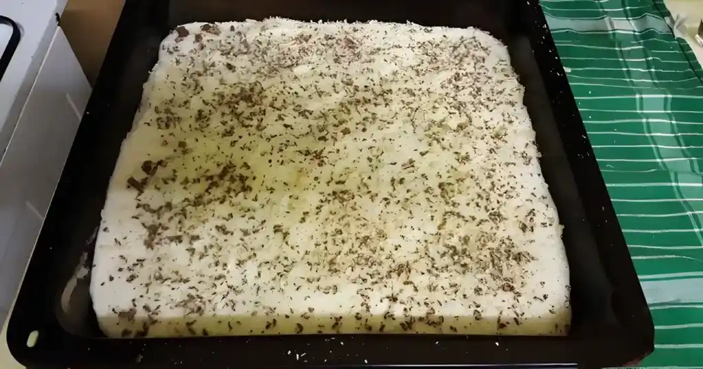 Ein köstlicher Traumkuchen mit Vanille-Kokos-Creme und mit zerbröselten Milka Schokowaffeln bestreut