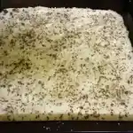 Ein köstlicher Traumkuchen mit Vanille-Kokos-Creme und mit zerbröselten Milka Schokowaffeln bestreut