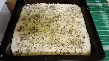 Ein köstlicher Traumkuchen mit Vanille-Kokos-Creme und mit zerbröselten Milka Schokowaffeln bestreut