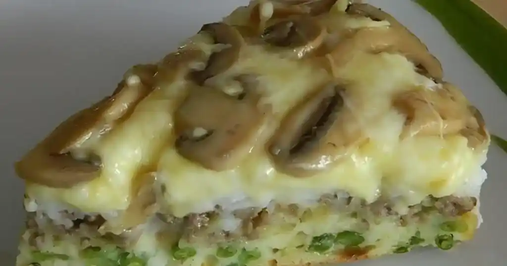 Eine herzhafte Torte mit Pilzen, Hackfleisch und Käse