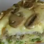 Eine herzhafte Torte mit Pilzen, Hackfleisch und Käse