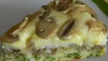 Eine herzhafte Torte mit Pilzen, Hackfleisch und Käse