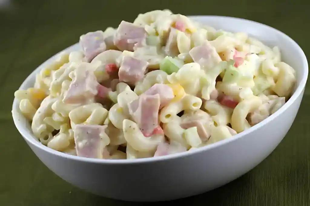 Einfacher frischer lecker Nudelsalat