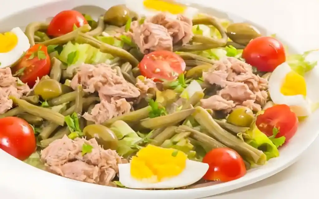 Einfacher grüner Bohnensalat mit Thunfisch