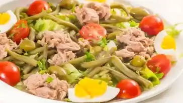 Einfacher grüner Bohnensalat mit Thunfisch