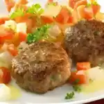Frikadellen mit lecker Kohlrabi-Karotten-Gemüse