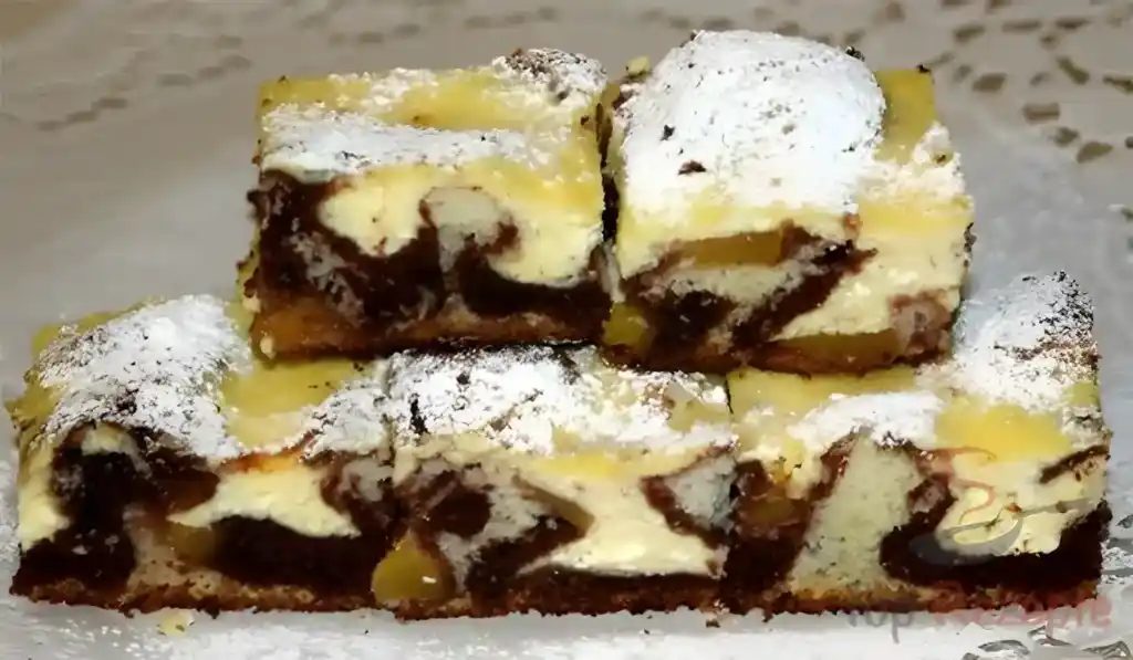 Gefleckter Quarkkuchen mit Pfirsichen