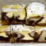 Gefleckter Quarkkuchen mit Pfirsichen