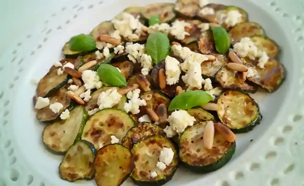 Gegrillte Zucchinischeiben mit Schafskäse