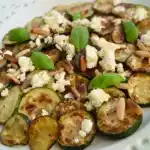 Gegrillte Zucchinischeiben mit Schafskäse