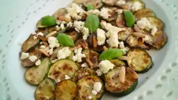 Gegrillte Zucchinischeiben mit Schafskäse