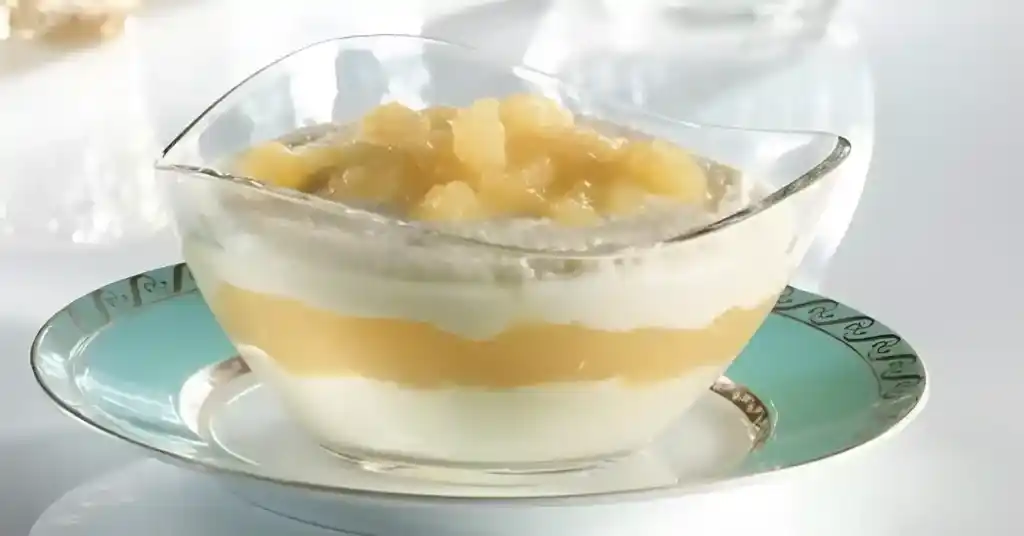 Geschichteter Apfel Grießbrei