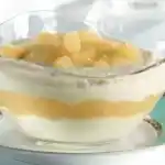 Geschichteter Apfel Grießbrei