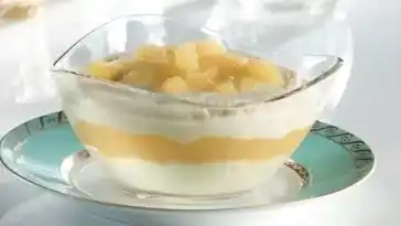 Geschichteter Apfel Grießbrei