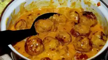 Hack Bällchen in Currysauce