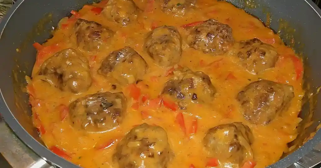 Hackbällchen in Paprikarahmsauce