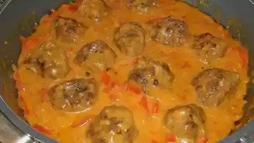 Hackbällchen in Paprikarahmsauce
