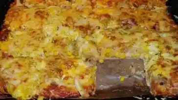 Hackfleisch Pizza mit Sauce Hollandaise