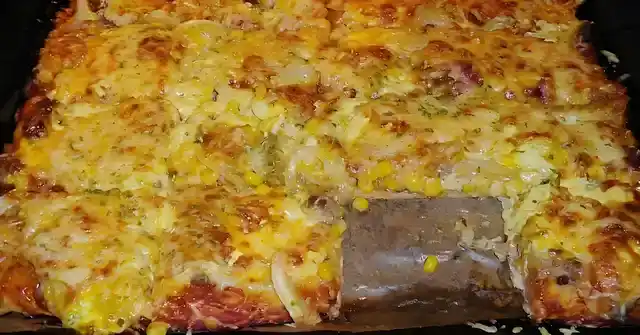 Hackfleisch Pizza mit Sauce Hollandaise