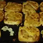 Heiße überbackene Toasts aus der Kindheit