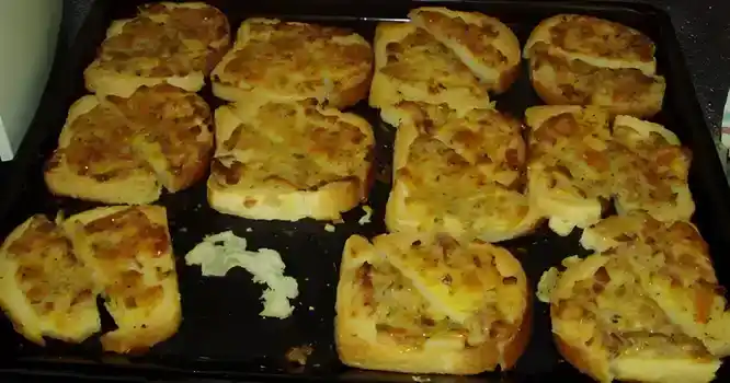 Heiße überbackene Toasts aus der Kindheit