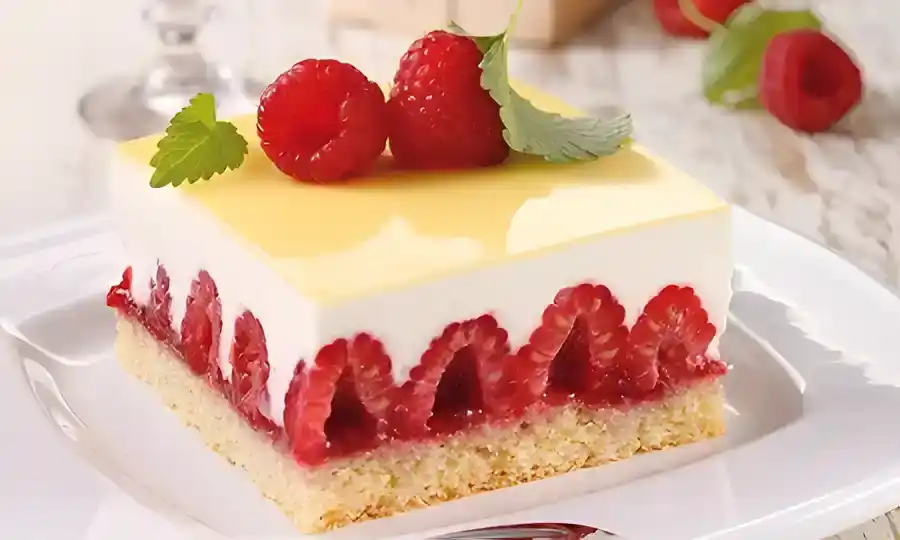 Himbeerschnitten mit Eierlikördecke
