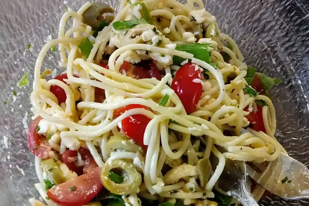 Italienischer Spaghettisalat mit Mozzarella